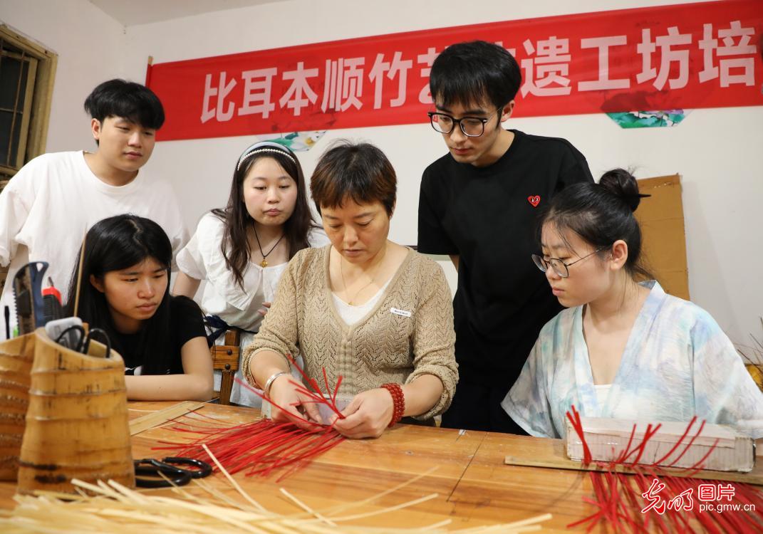 直播助農、健康義診、扮靚街巷……青年學子暑期返鄉(xiāng)服務桑梓