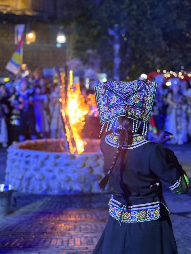 2025年7月，貴州烏江寨“萬人打跳夜”現(xiàn)場。受訪者供圖