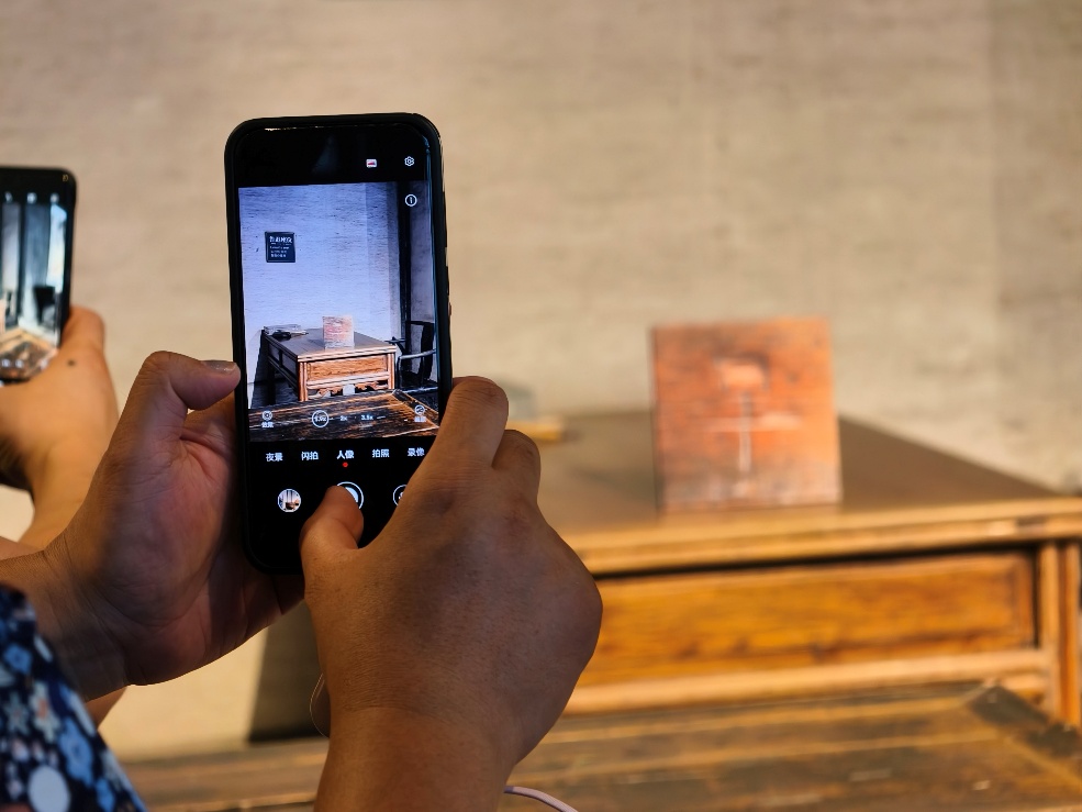 2025年7月15日，暑期研學團小朋友在浙江省紹興市三味書屋拍攝魯迅讀書座位及課桌上的“早”字。受訪者供圖