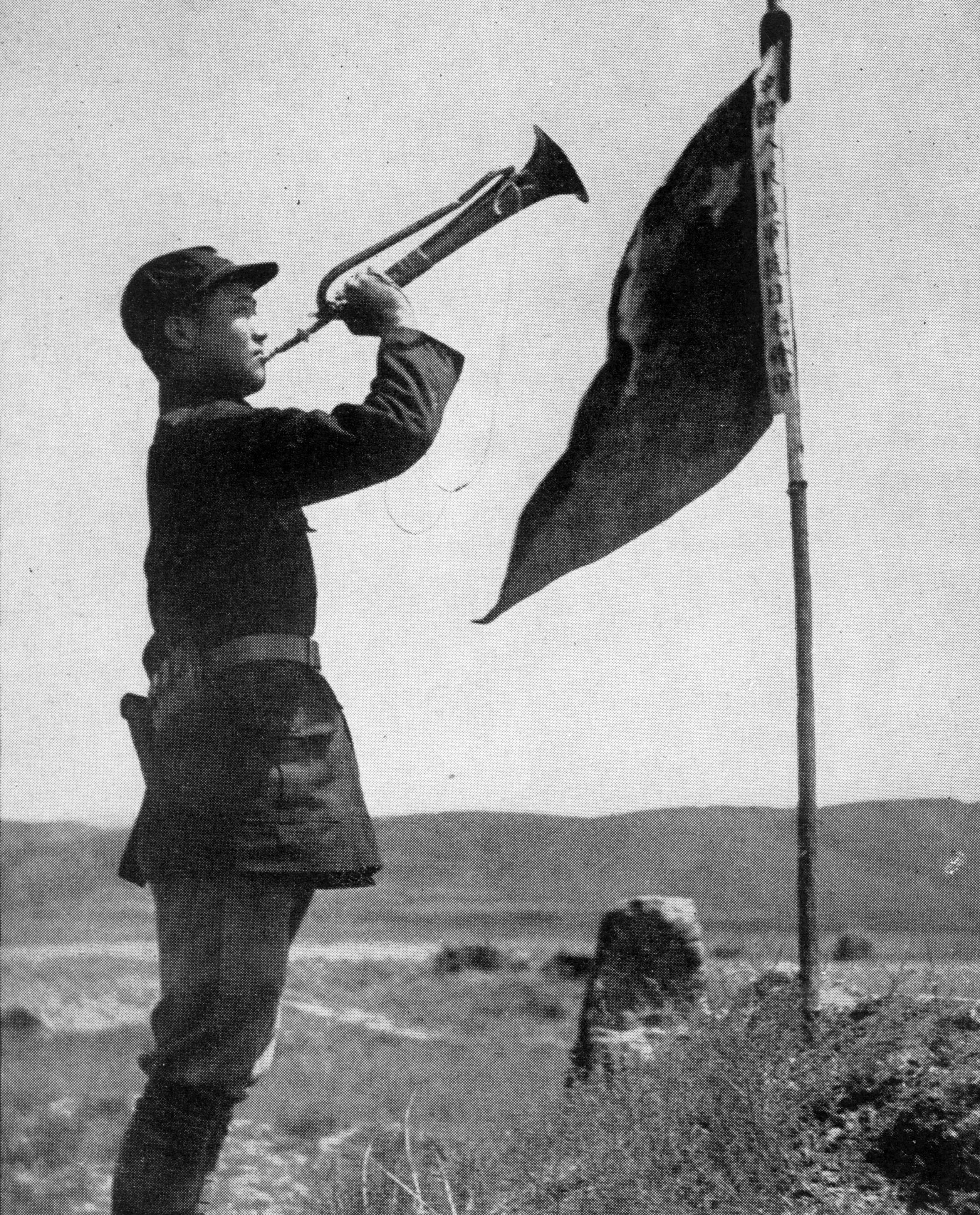 斯諾在預旺堡拍攝的紅軍司號員，他身邊的旗子上寫著“中國人民紅軍抗日先鋒隊”。