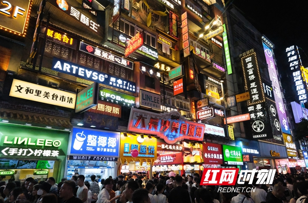“五一”假期五一商圈客流激增，網(wǎng)紅長沙再現(xiàn)頂流效應(yīng)。.jpg