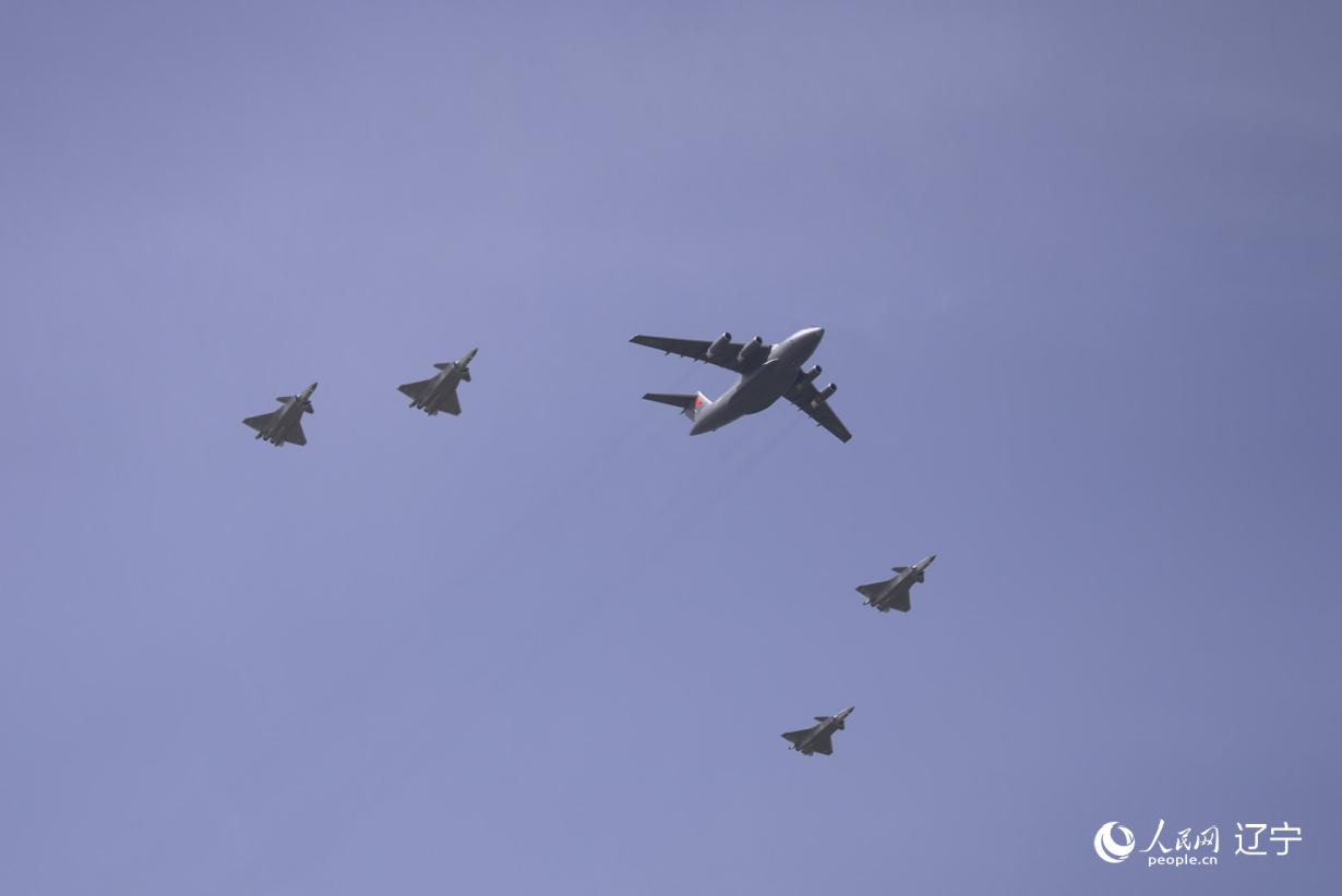 執(zhí)行第十二批在韓中國人民志愿軍烈士遺骸轉(zhuǎn)運(yùn)任務(wù)的運(yùn)-20進(jìn)入中國領(lǐng)空后，首次采用“五機(jī)編隊(duì)”的方式，由4架殲-20伴飛護(hù)航，與往年相比護(hù)航規(guī)格更高。人民網(wǎng)記者 邱宇哲攝