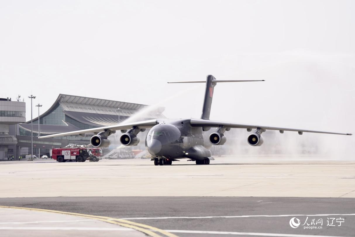 沈陽桃仙國際機(jī)場以“過水門”最高禮遇迎接英烈回家。人民網(wǎng)記者 邱宇哲攝