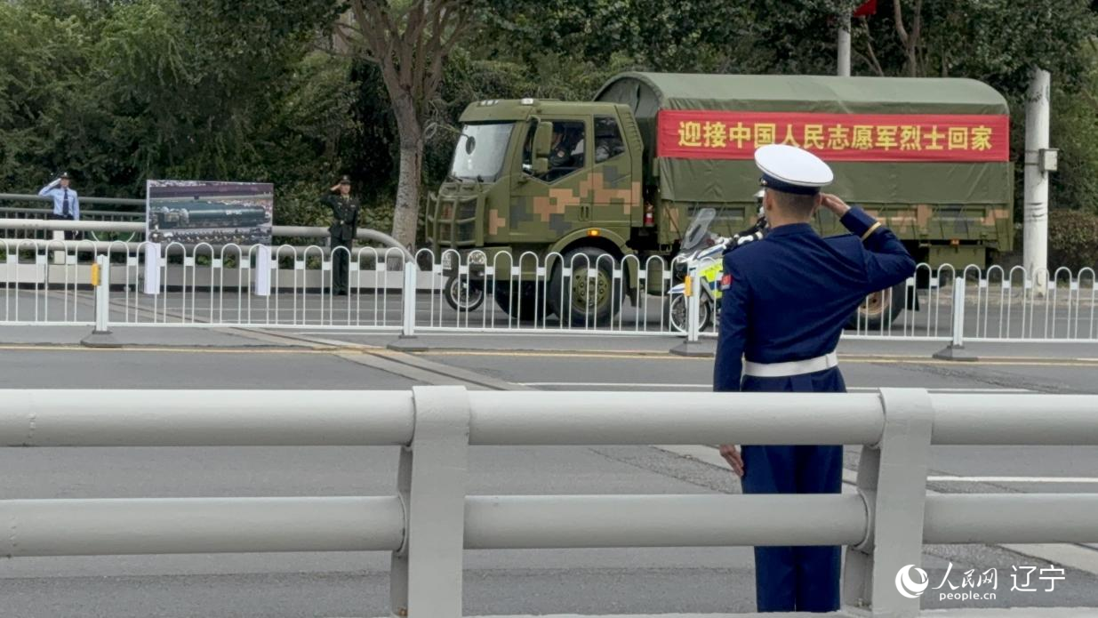 沈陽市渾河橋東側(cè)，擺放著東風(fēng)—5C導(dǎo)彈的受閱照片。人民網(wǎng)記者 湯龍攝