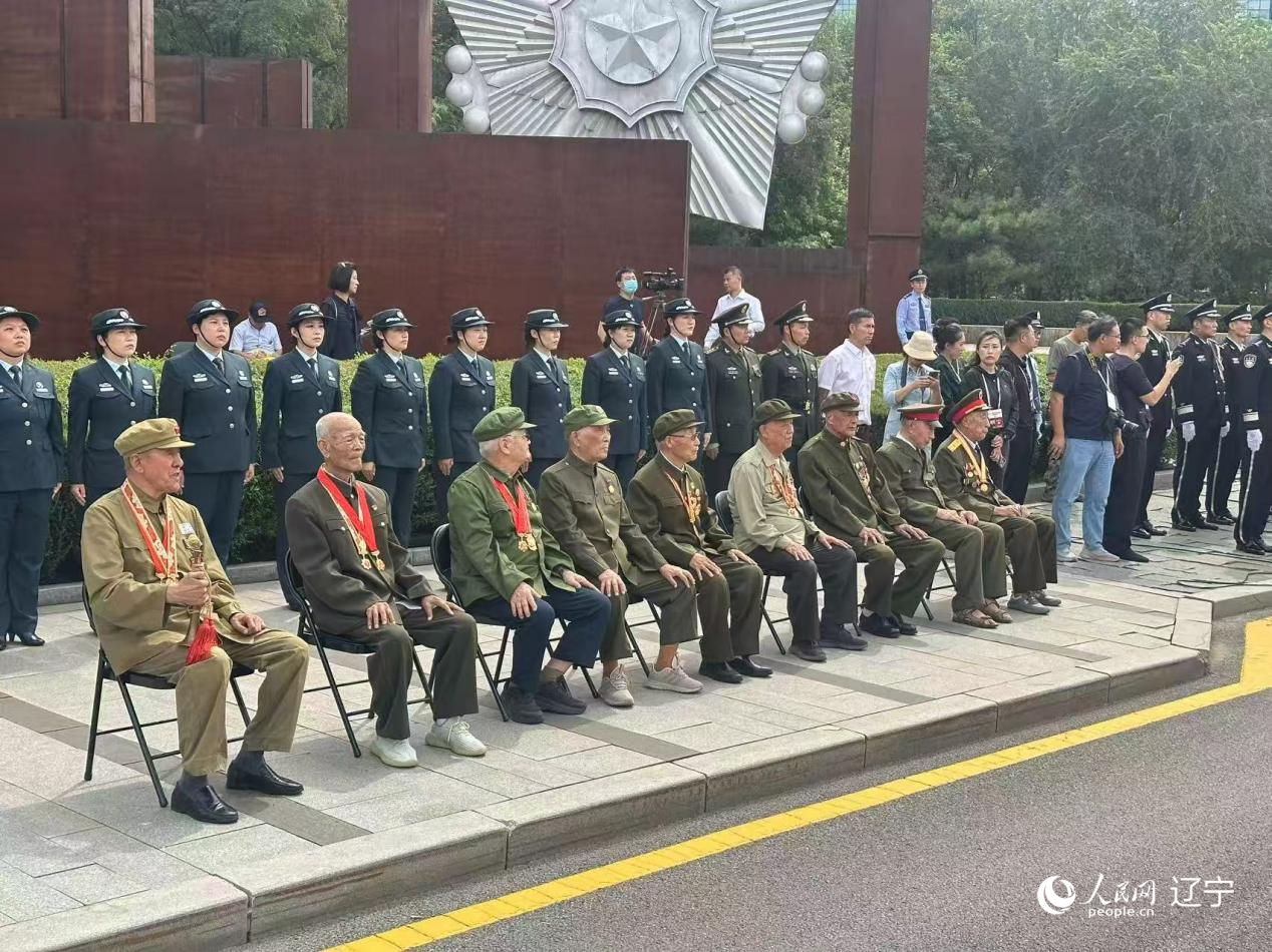 沈陽抗美援朝烈士陵園門前，志愿軍老戰(zhàn)士等候戰(zhàn)友的歸隊(duì)。人民網(wǎng)記者 周頌雪攝