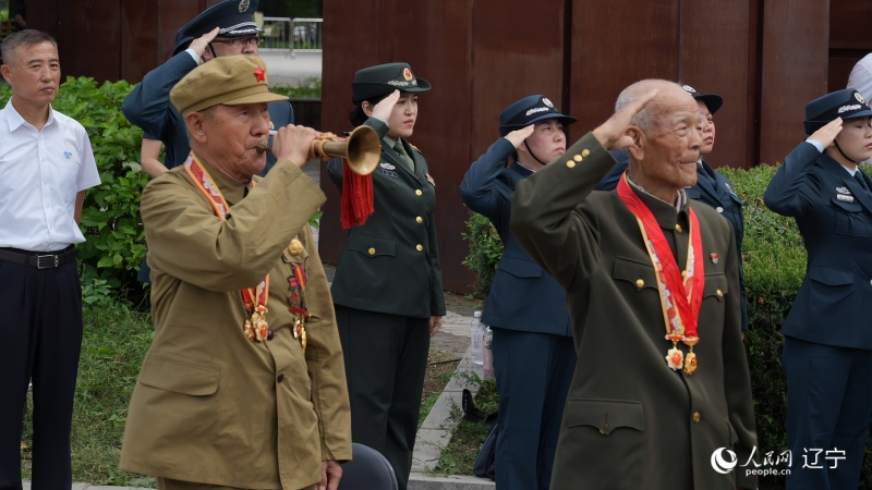 志愿軍老戰(zhàn)士南啟祥再次為戰(zhàn)友吹響了沖鋒號(hào)。人民網(wǎng)記者 周頌雪攝