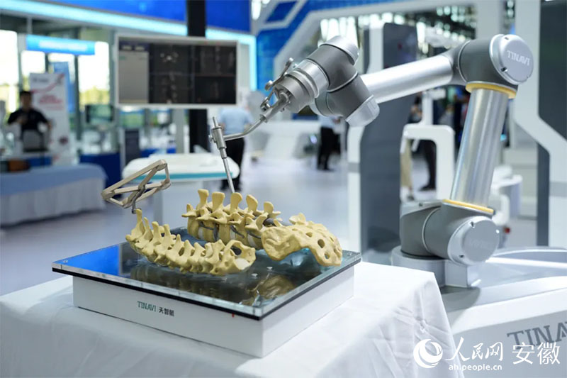 2024世界制造業(yè)大會上展出的骨科手術(shù)機(jī)器人。人民網(wǎng)記者 王銳攝