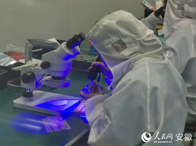 金張科技帶動下，超100家功能膜新材料企業(yè)在太湖縣集聚。人民網(wǎng)記者 胡雨松攝