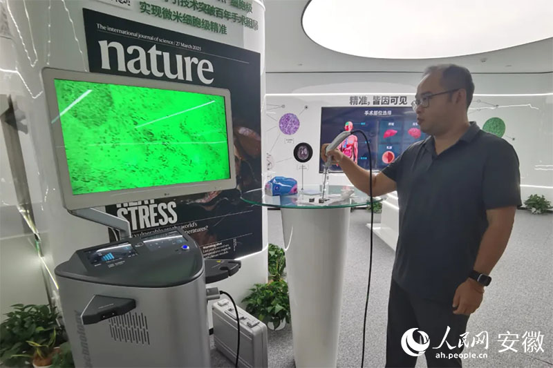 陳廷嘉演示“安刀”使用方法。人民網(wǎng)記者 胡雨松攝