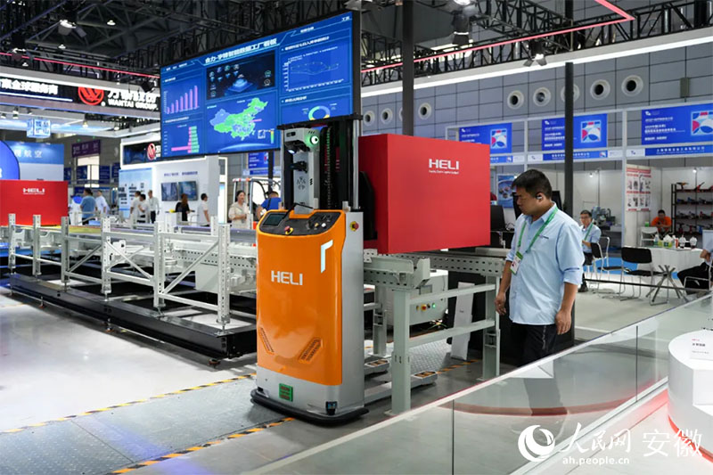 2024世界制造業(yè)大會上，合力將智能數(shù)據(jù)工廠系統(tǒng)帶進(jìn)展會。人民網(wǎng)記者 王銳攝