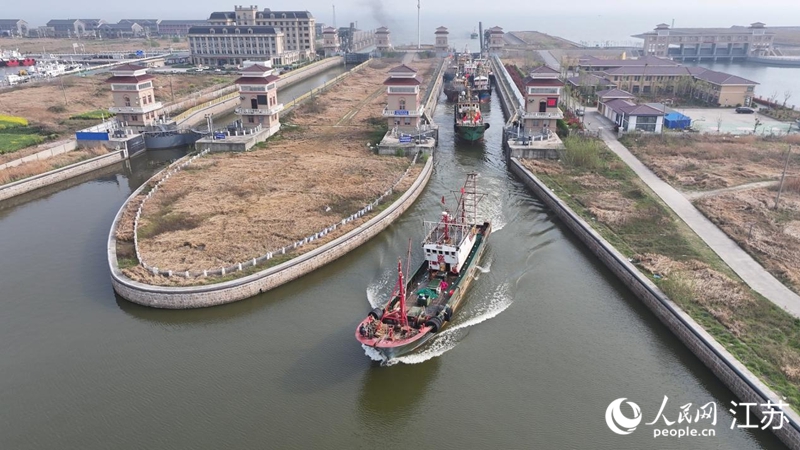 接鮮船駛過(guò)南通啟東呂四漁港船閘。人民網(wǎng)記者 余樂(lè)攝