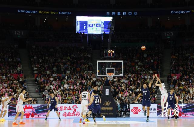 11月12日，十五運(yùn)會男籃成年組決賽，現(xiàn)場有序而熱烈。張由瓊 攝