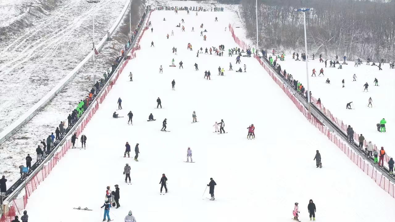 沈陽怪坡國際滑雪場迎來眾多滑雪愛好者。人民網(wǎng)記者 孝媛攝