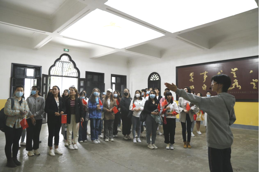 2021年5月20日，在喜迎中國共產(chǎn)黨建黨100周年之際，我校開展了少數(shù)民族學(xué)生“學(xué)黨史、感恩黨、跟黨走”紅色研學(xué)活動。