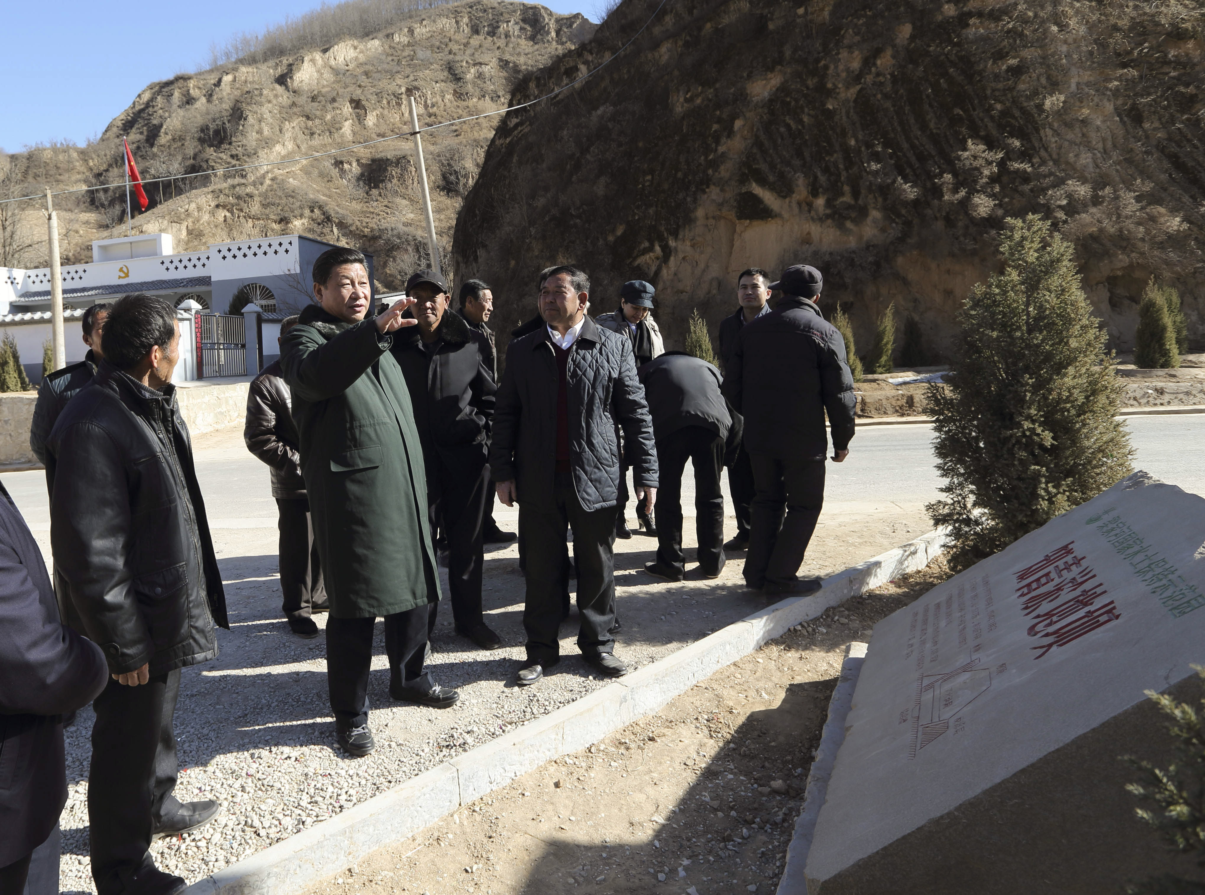 2015年春節(jié)前夕，習(xí)近平來到陜西考察調(diào)研，第一站便來到延安市延川縣梁家河村。新華社 發(fā)