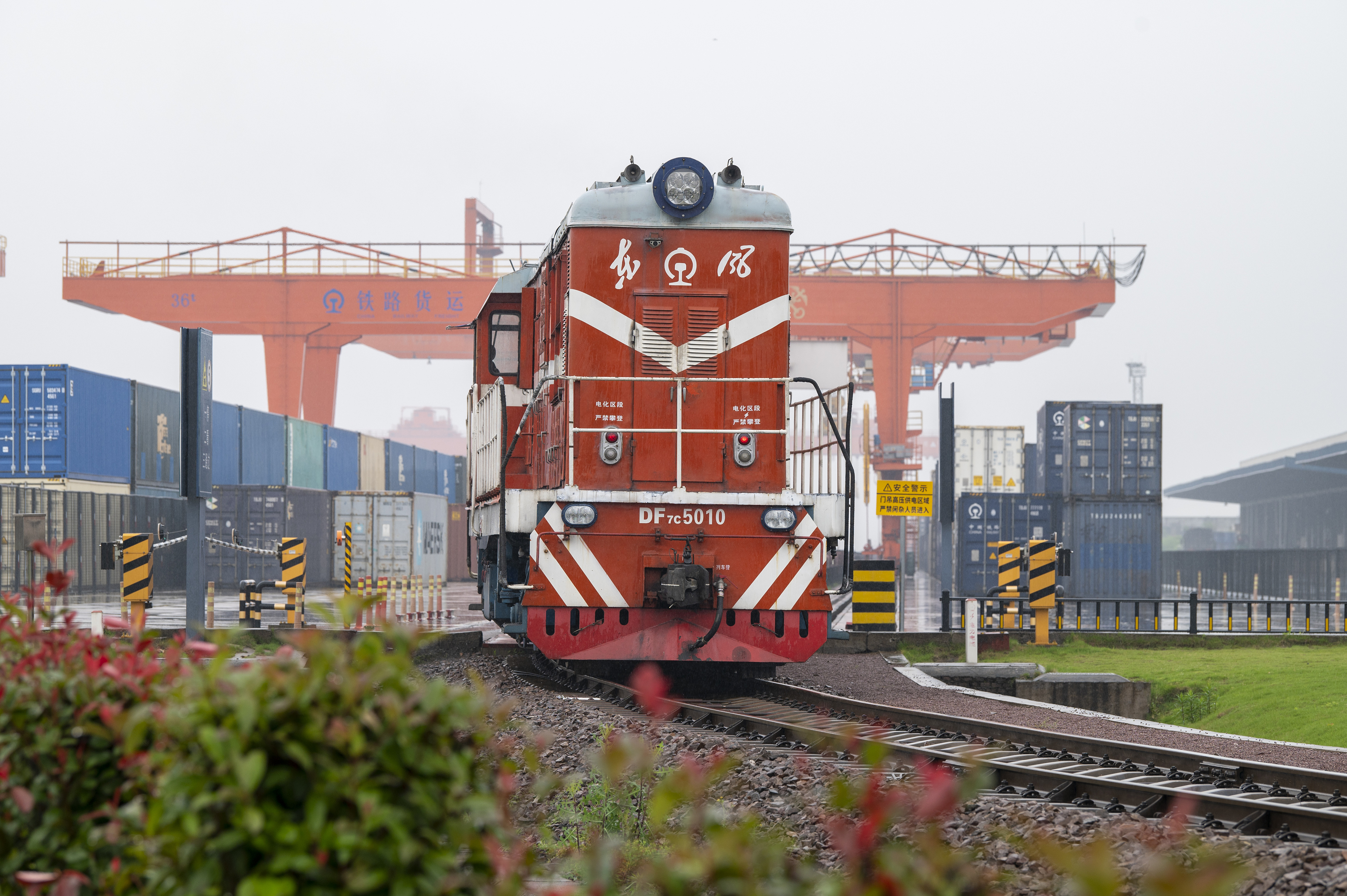 2024年5月5日，“五一”假期最后一天。在浙江省金華市金東區(qū)鐵路金華南站，一列滿載110標(biāo)箱的中歐班列緩緩啟程駛往匈牙利。