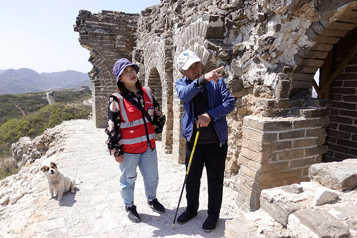 在明長城遺址上，梅景田給外甥女劉紅巖講述長城故事。