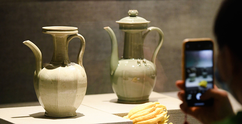 2021年9月14日，浙江省博物館，觀眾在拍攝北宋龍泉窯執(zhí)壺（左）和龍泉青瓷藝人劉杰制作的執(zhí)壺。