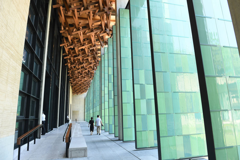 2022年7月23日，杭州國家版本館屋頂?shù)哪緲?gòu)和青瓷門扇相映成趣。