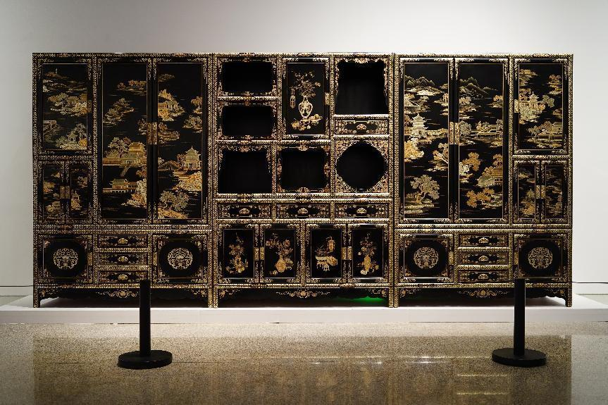 2023年7月9日，北京，中國工藝美術館·中國非物質文化遺產館，“山西特色專業(yè)鎮(zhèn)平遙非遺雙寶中華行”展覽展出的推光漆器作品。