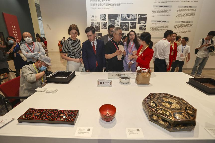 2023年5月28日，北京，推光漆器匠人為駐華使節(jié)展示技藝。