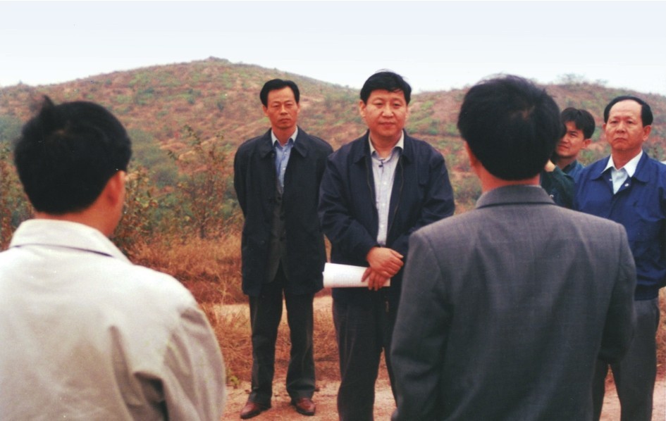 1999年11月，習(xí)近平在龍巖市長(zhǎng)汀縣河田水土流失治理區(qū)調(diào)研。圖源：《習(xí)近平在福建（下）》