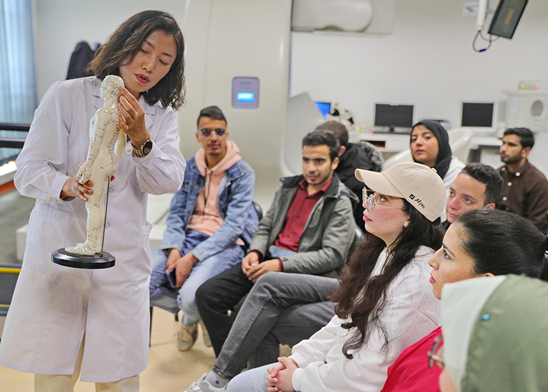 2023年4月19日，河北省秦皇島市中醫(yī)醫(yī)院醫(yī)務(wù)工作者為燕山大學(xué)外國留學(xué)生講解中醫(yī)經(jīng)絡(luò)知識(shí)。