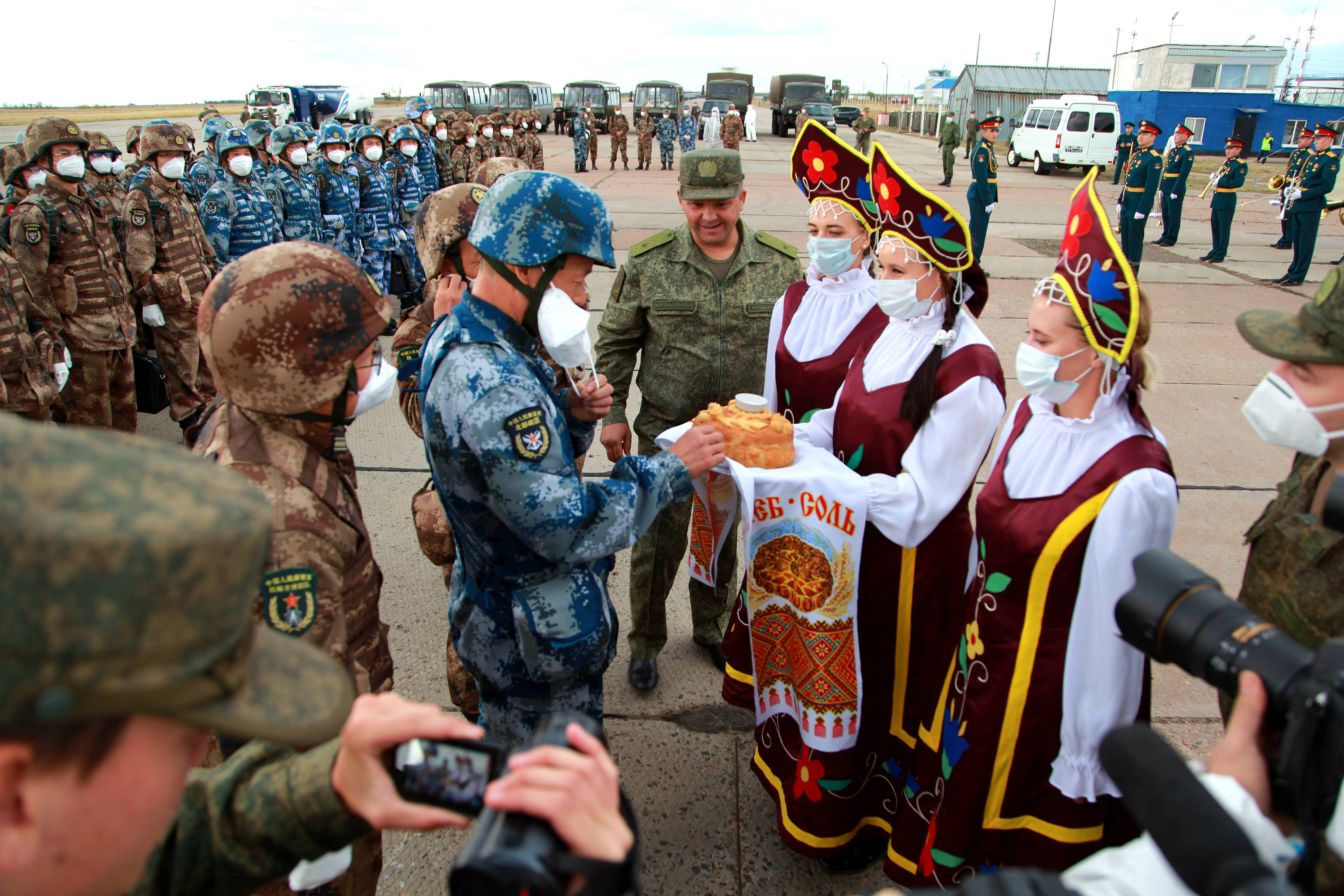 當(dāng)?shù)貢r間2021年9月10日，跨境參加“和平使命-2021”上海合作組織成員國聯(lián)合反恐軍演的中方部隊導(dǎo)演部抵達俄羅斯奧倫堡“東古茲”靶場演習(xí)地域。圖為俄方人員為中方人員舉行歡迎儀式。