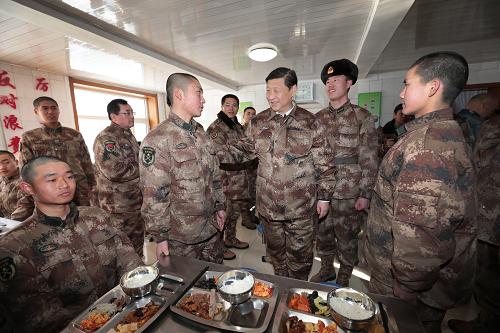 2014年1月26日中午，習(xí)近平來到連隊食堂，同戰(zhàn)士們一起用餐。新華社記者 李剛 攝