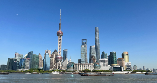 沿蘇州河遠(yuǎn)眺陸家嘴城市建筑群。人民網(wǎng) 馬作鵬 攝