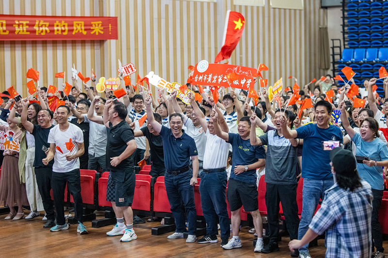 北京時間7月27日，2024年巴黎奧運會首個比賽日，在射擊10米氣步槍混合團體比賽中，中國選手黃雨婷/盛李豪獲得金牌。圖為黃雨婷的母校師生們通過收看奧運直播的方式為她加油助威。