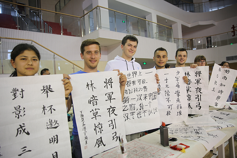 2017年6月5日，來自青島大學(xué)和中國石油大學(xué)（華東）的外國留學(xué)生在展示剛剛現(xiàn)場完成的書法作品。