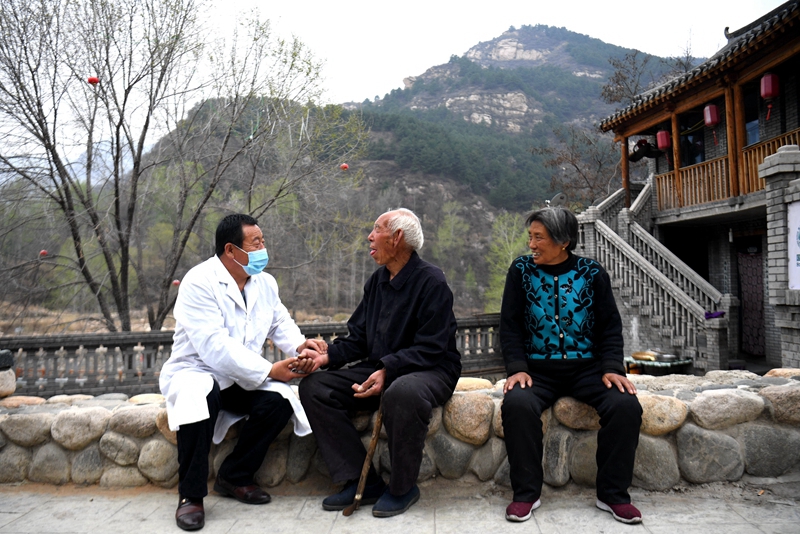 2020年4月15日，在河北阜平縣龍泉關(guān)鎮(zhèn)駱駝灣村，村醫(yī)霍建國為村民把脈。