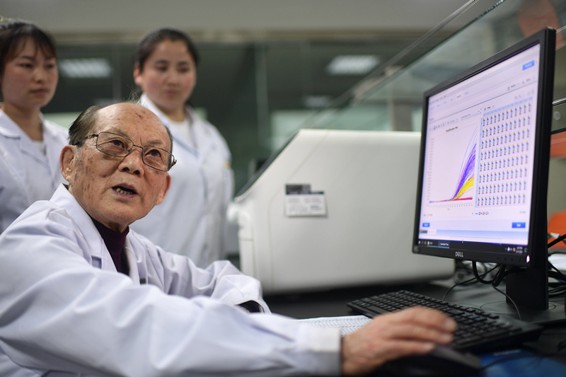 2021年6月17日，吳天一（前）在青海西寧的實(shí)驗室內(nèi)和學(xué)生討論。