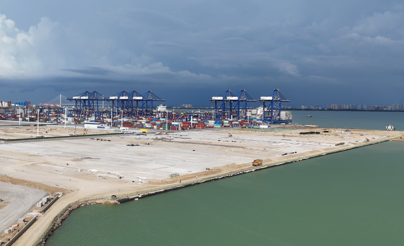 海南洋浦區(qū)域國(guó)際集裝箱樞紐港擴(kuò)建工程項(xiàng)目現(xiàn)場(chǎng)。人民網(wǎng)記者 牛良玉攝