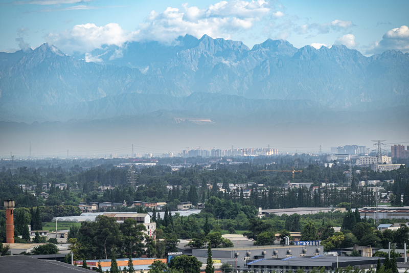 2024年7月1日，成都天氣晴好，遠(yuǎn)處雪山清晰可見。