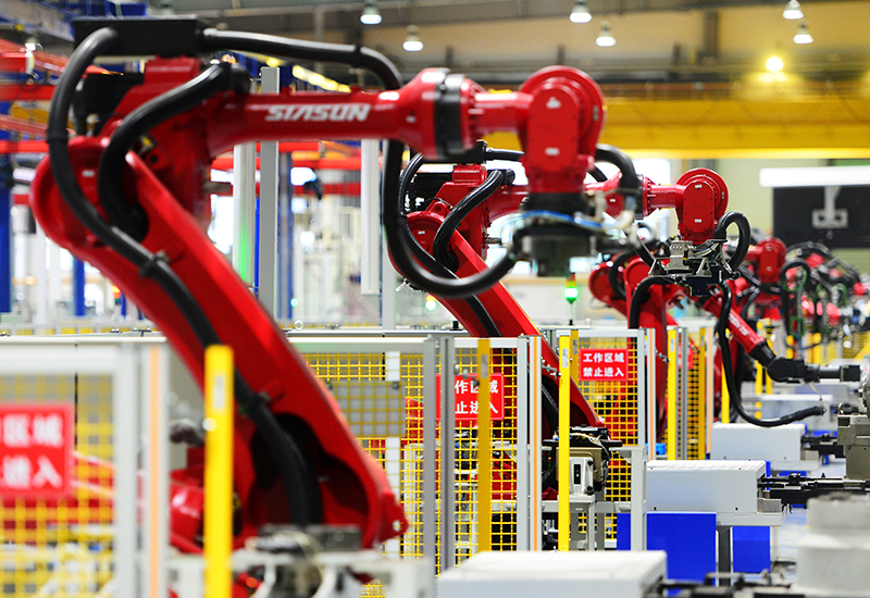 2019年11月22日，沈陽，一家數(shù)字化智能工廠內(nèi)，名為SR210的機(jī)器人正在自主地抓取各種零部件，快速組裝稍小的工業(yè)機(jī)器人。