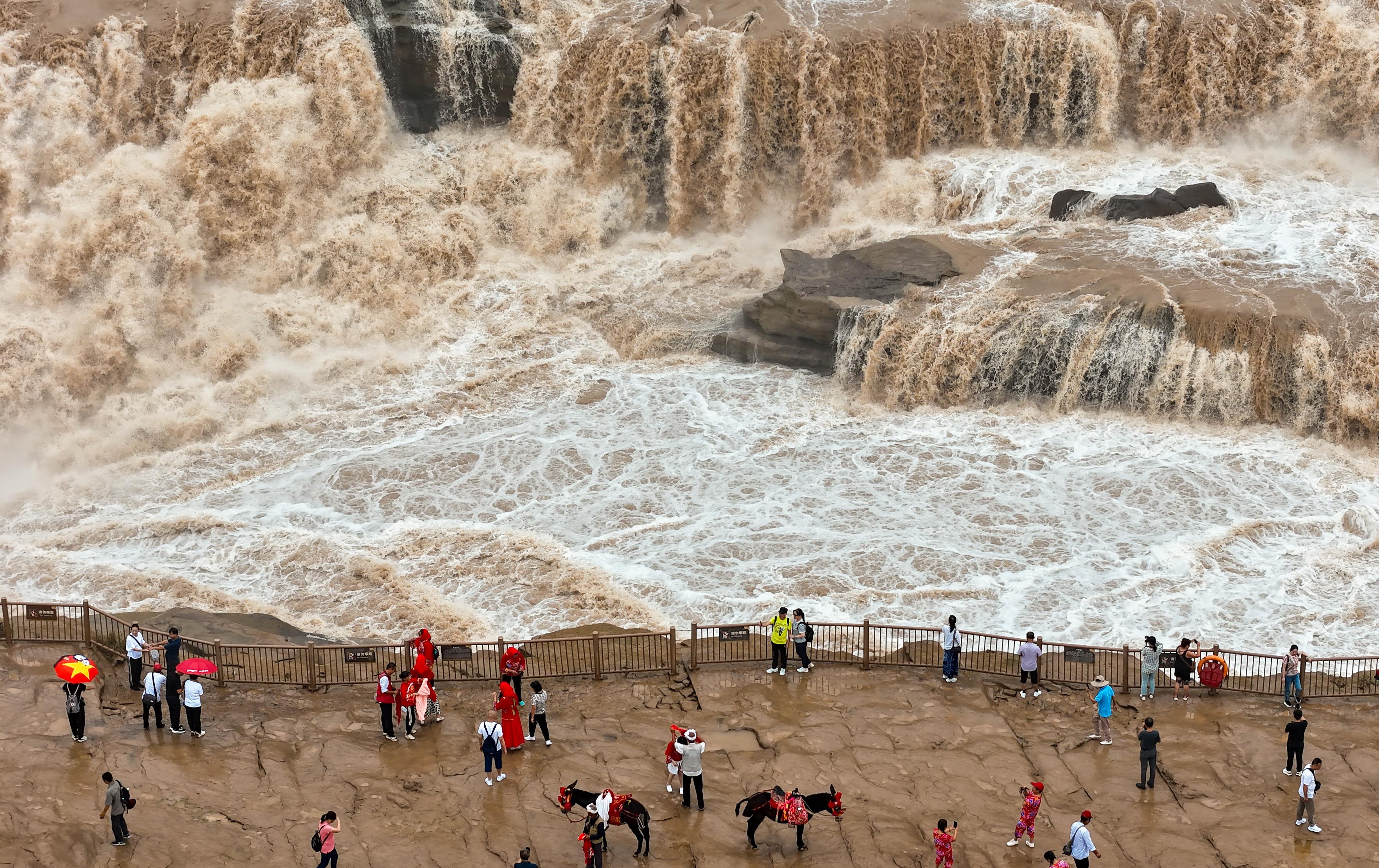 △2024年9月，游客在黃河壺口瀑布景區(qū)游覽。