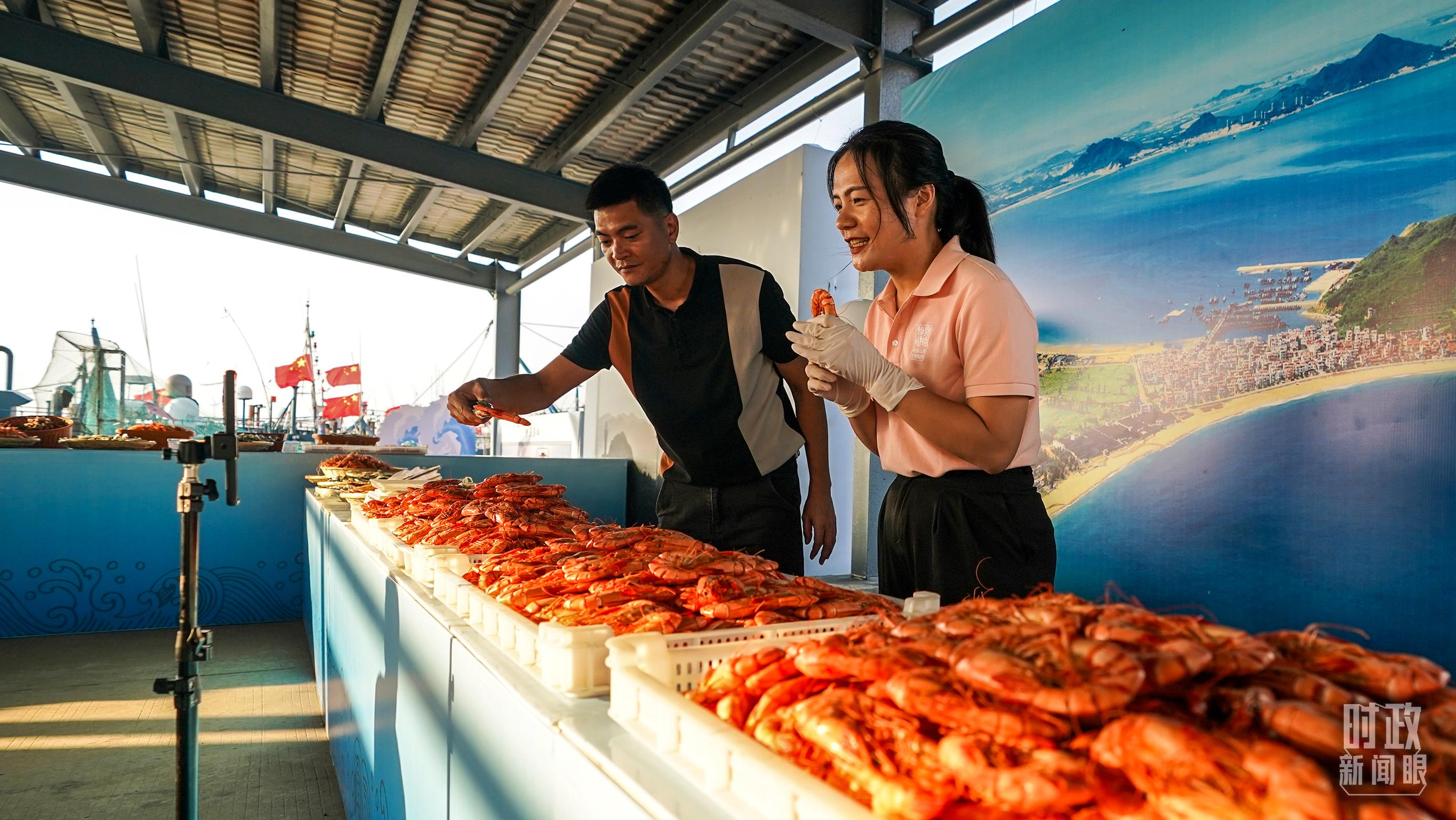 △正在直播賣貨的澳角村村民。（總臺記者李晉拍攝）