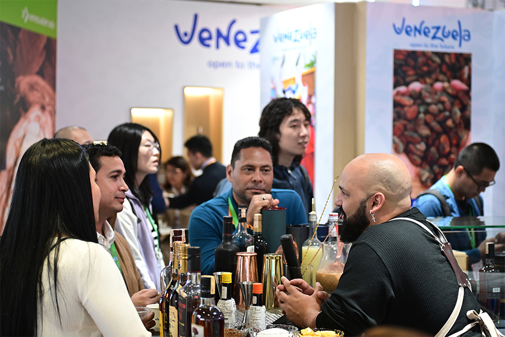 2023年11月9日，上海，觀眾在進博會委內(nèi)瑞拉館參觀、交流、洽談。