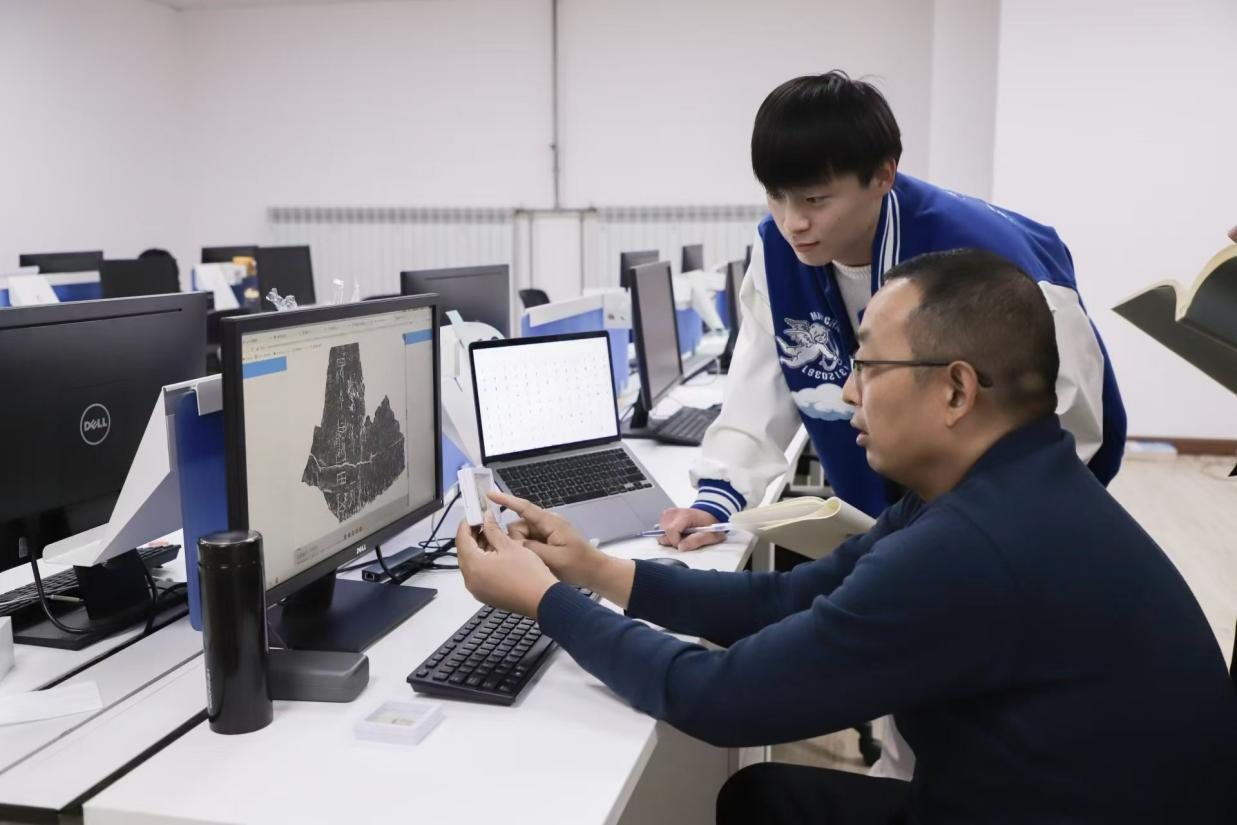 安陽師范學(xué)院甲骨文信息處理教育部重點(diǎn)實(shí)驗(yàn)室，劉永革正在給學(xué)生講甲骨文。受訪者供圖