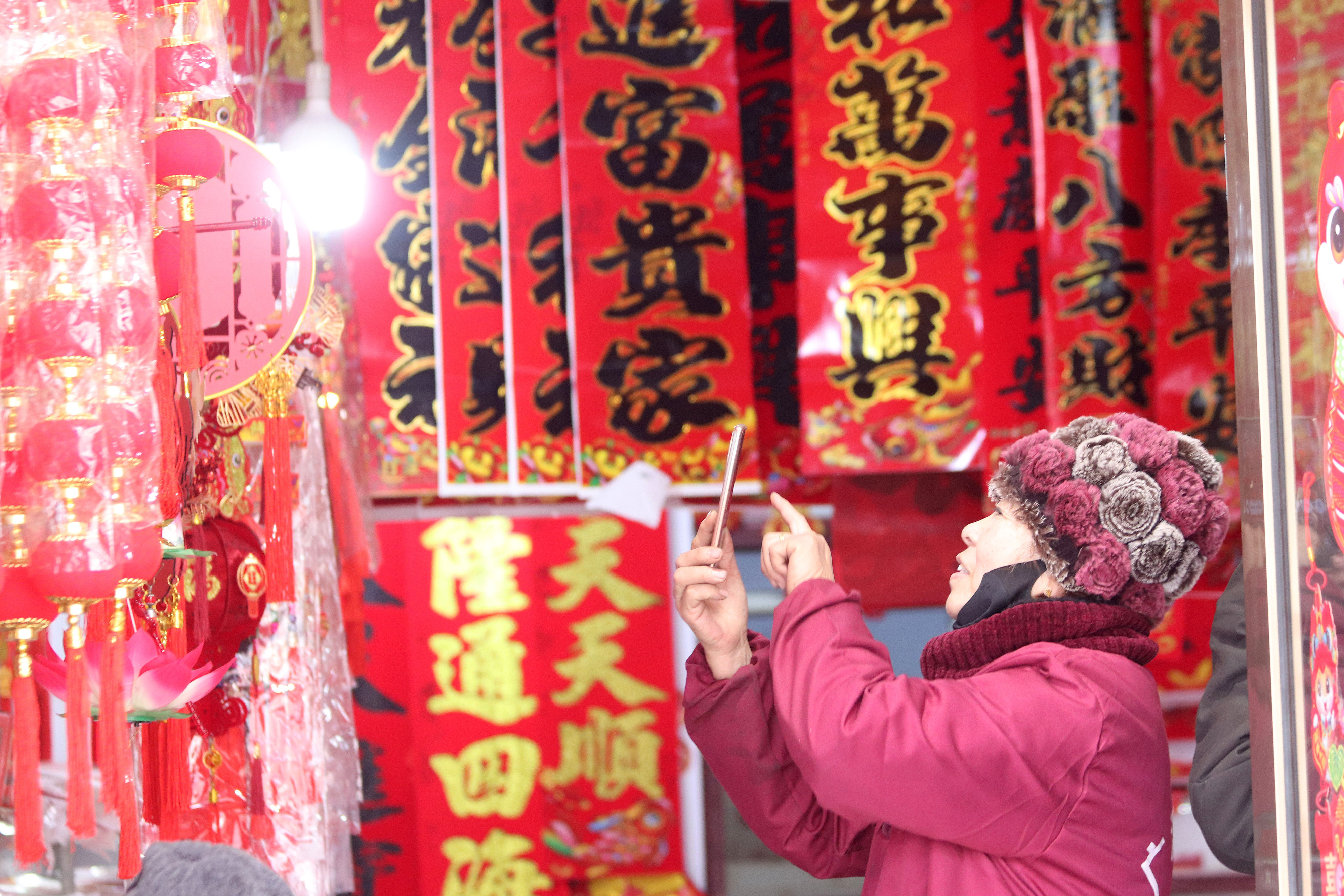 2025年1月5日，在山東省高密市夏莊鎮(zhèn)東李家村，商戶使用手機推銷新春飾品。