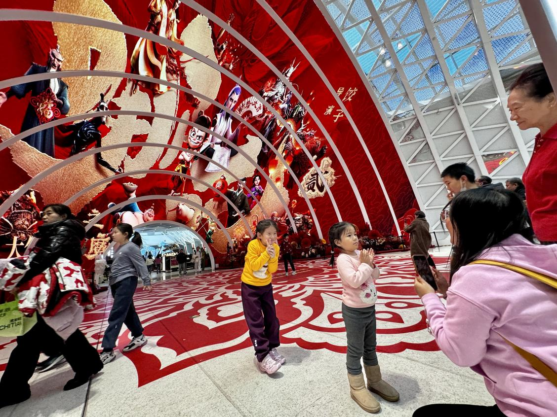 乙巳蛇年春節(jié)期間，影迷在《哪吒之魔童鬧?！肪薹笄芭恼沾蚩?。