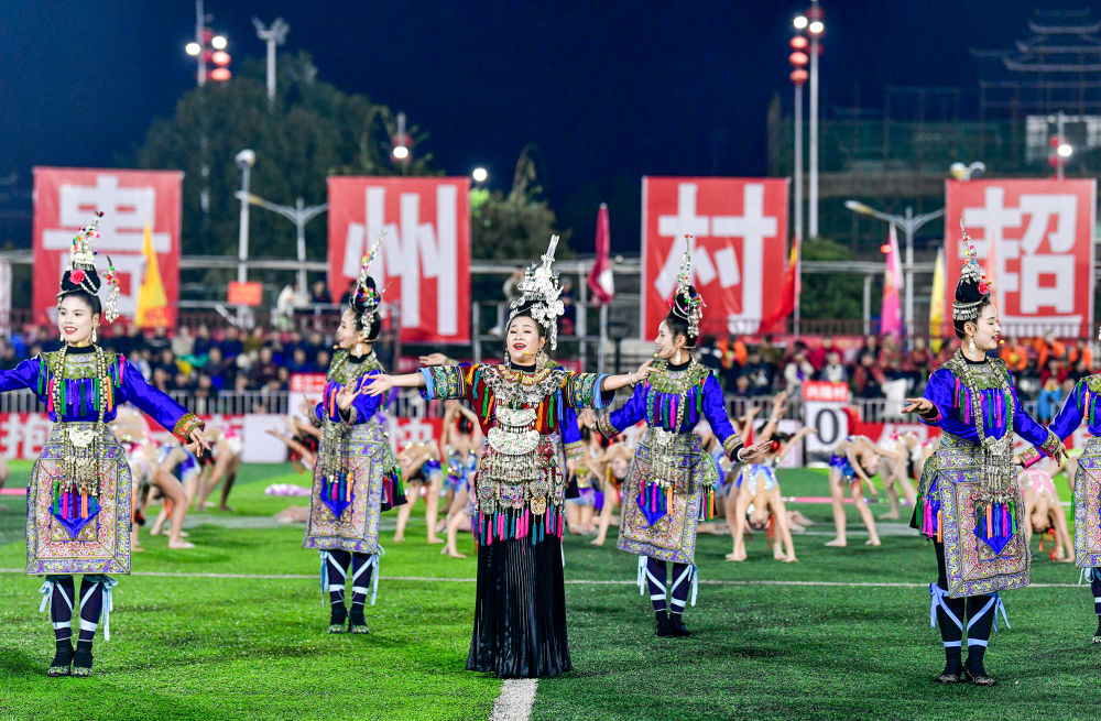 2025年3月14日，2025年貴州“村超”40強(qiáng)交叉賽在榕江“村超”足球場舉行，演員在比賽間隙表演侗族大歌，民族文化伴隨著體育賽事成功“出圈”。圖片來源：新華社