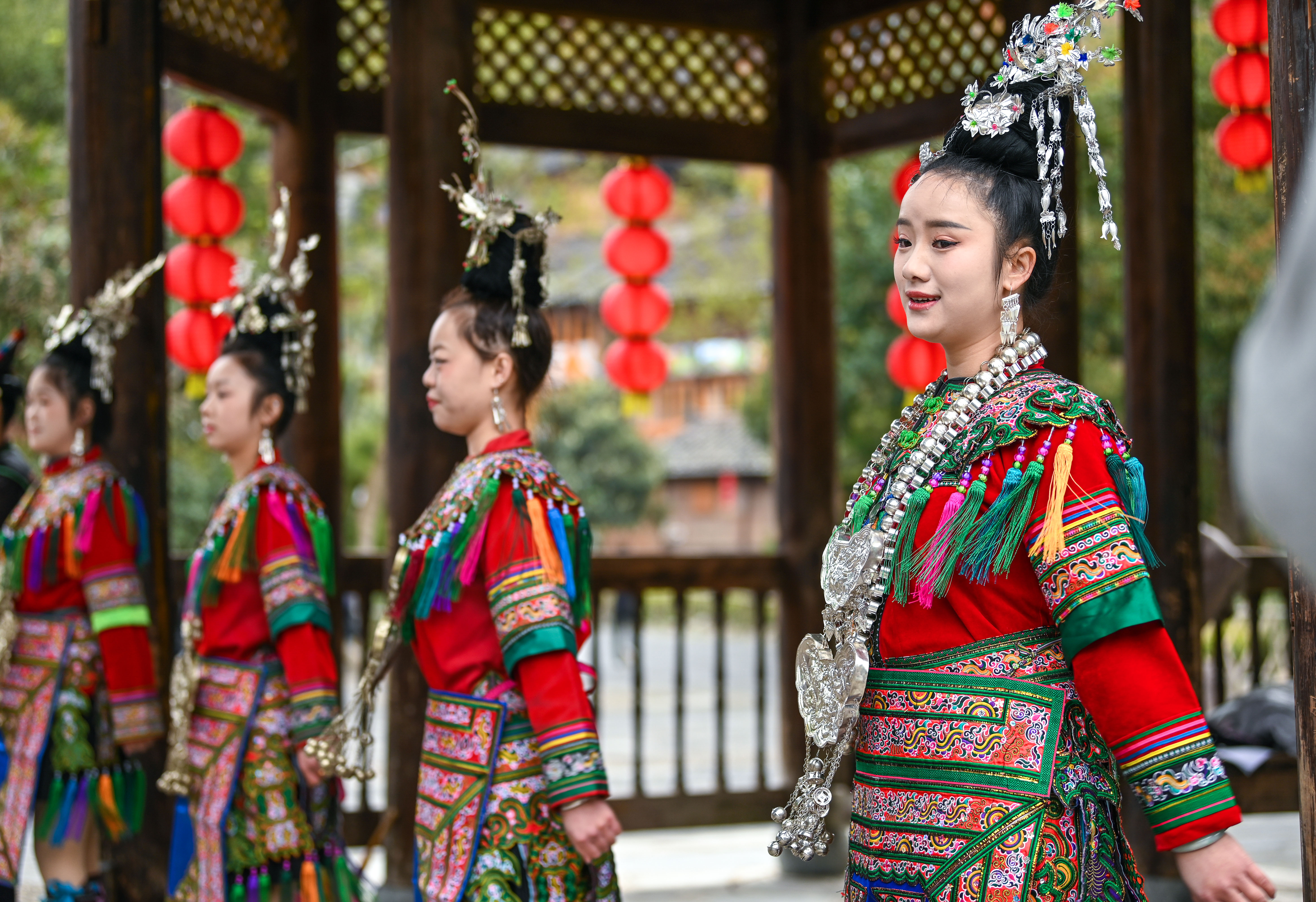  2025年3月18日，侗族群眾在貴州省黎平縣肇興侗寨給游客演唱侗族大歌。