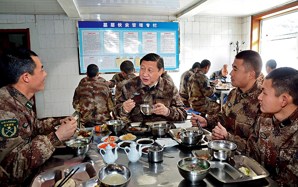 2014年1月26日，習(xí)近平主席專程來到內(nèi)蒙古軍區(qū)邊防某部，親切看望慰問戍邊官兵。這是在連隊(duì)食堂，習(xí)近平主席同戰(zhàn)士們一起用餐。