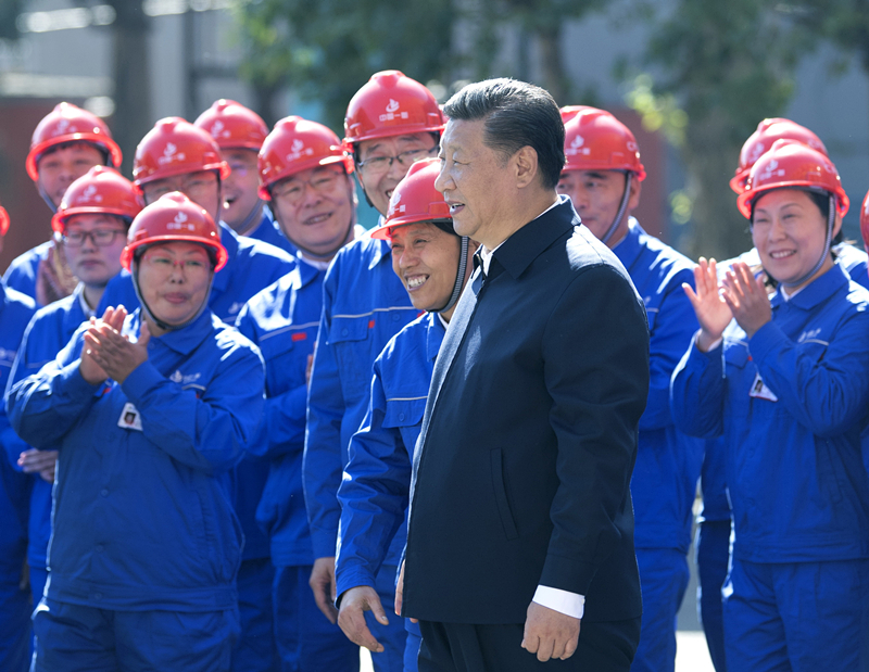 2018年9月26日，在中國(guó)一重集團(tuán)，習(xí)近平總書(shū)記走到工人中間，同大家親切交流。