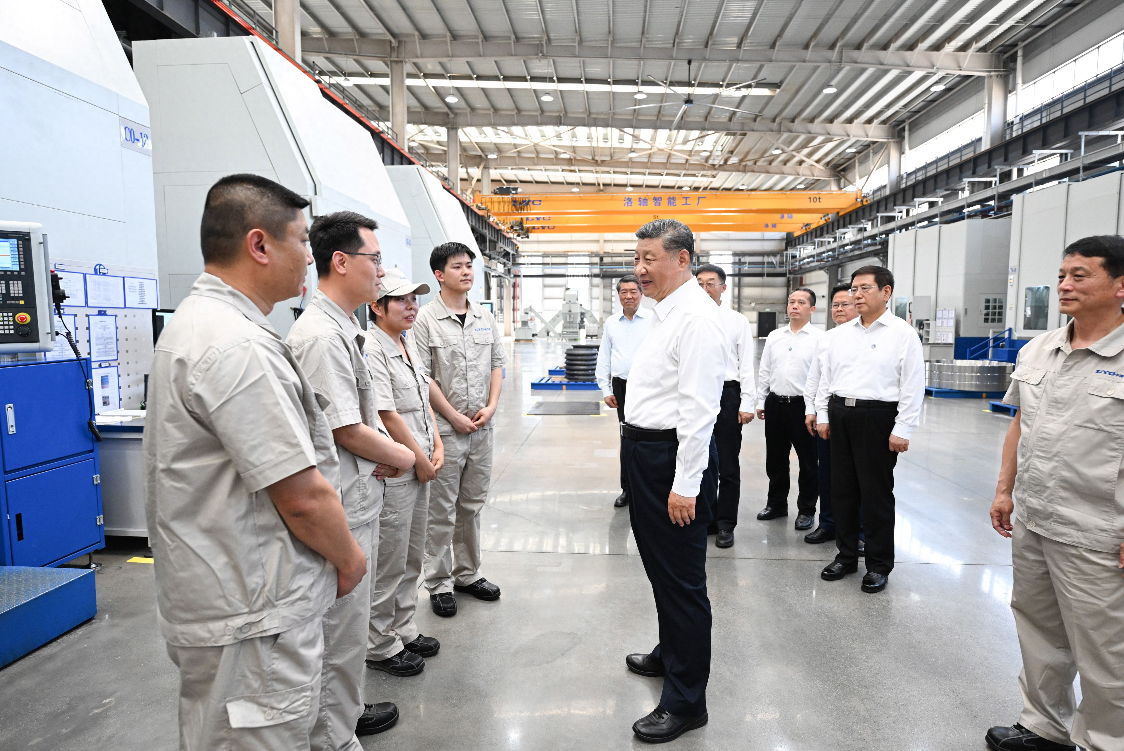 5月19日至20日，中共中央總書記、國家主席、中央軍委主席習(xí)近平在河南考察。這是19日下午，習(xí)近平在洛陽軸承集團(tuán)股份有限公司智能工廠考察時，同企業(yè)職工親切交流。新華社記者 燕雁 攝