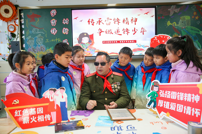 2025年3月3日，江蘇南通如皋市安定小學(xué)里，傷殘軍人許波銀在思政小課堂上向?qū)W生講述雷鋒故事。