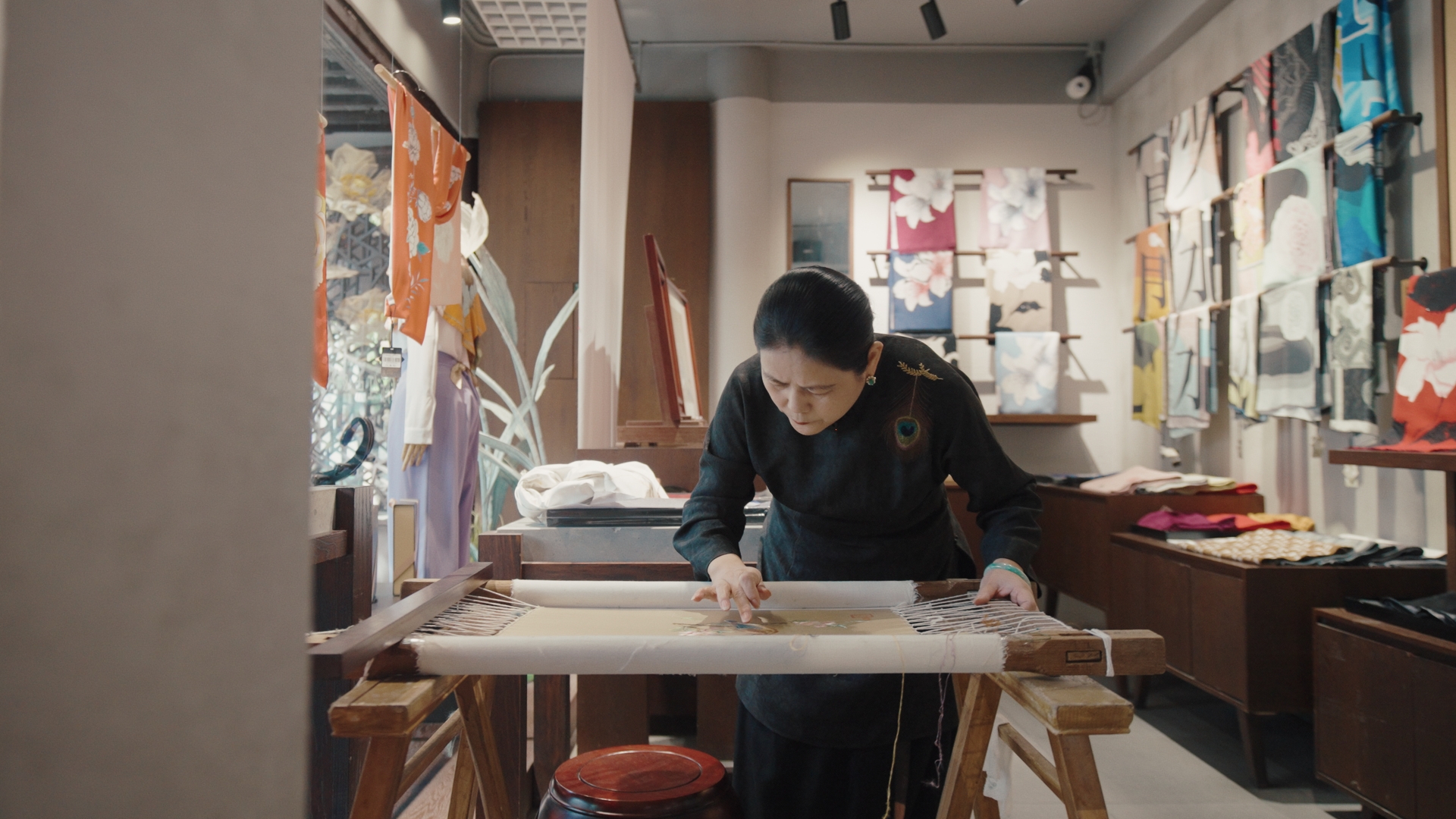 蘇繡代表性傳承人盧建英正在繡制作品。人民網(wǎng)記者 葛泰佚攝